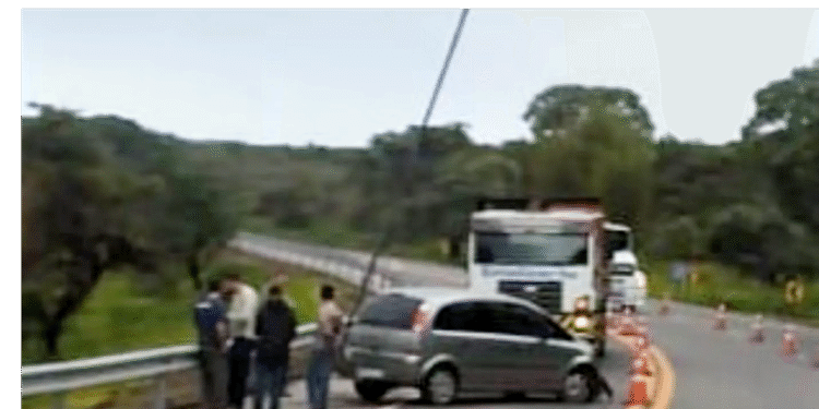 Carro fica danificado após manobra forçada por carreta na MGC-491, próximo ao Restaurante Zé Gordinho
