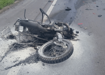 Jovem entra na contra mão, bate em carreta e morre na hora