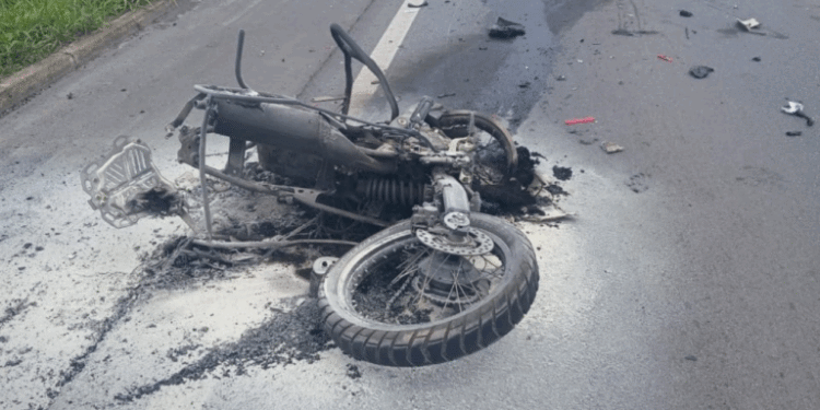 Jovem entra na contra mão, bate em carreta e morre na hora