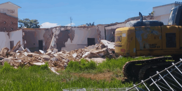 Demolição do antigo Hospital Otto Krakauer avança em Passos