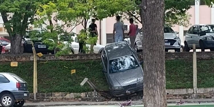 Motorista esquece de puxar freio de mão e quase provoca acidente grave em hospital de Carmo