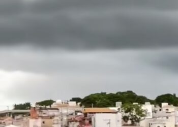 Chuva destelha casas em Alfenas