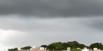 Chuva destelha casas em Alfenas