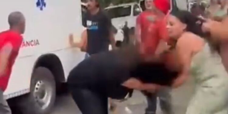 |VÍDEO| Briga generalizada e confusão marcam inauguração de ponte metálica no Sul de Minas