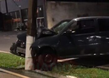 Motorista abandona carro após bater em poste na Avenida Jovino, em Alfenas