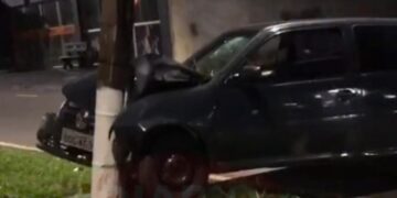 Motorista abandona carro após bater em poste na Avenida Jovino, em Alfenas