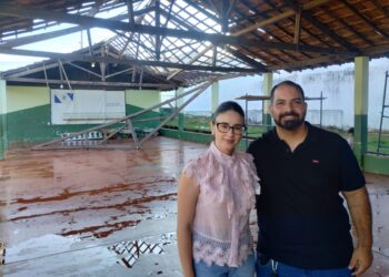 VÍDEO: Telhado do refeitório da Escola Municipal Coronel Manuel Pinto desaba; aulas são interrompidas