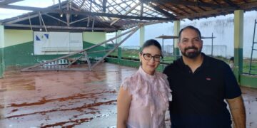 VÍDEO: Telhado do refeitório da Escola Municipal Coronel Manuel Pinto desaba; aulas são interrompidas