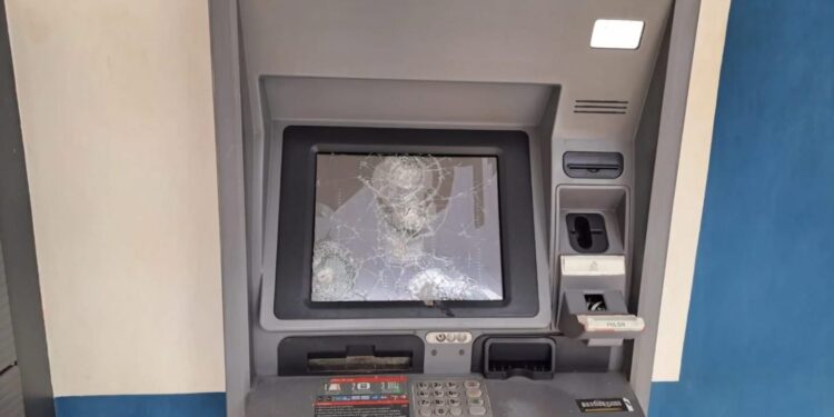 Homem “sai no soco” com caixa eletrônico porque não liberou dinheiro