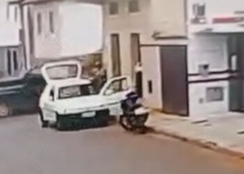 URGENTE – Homem sentado na calçada morre após ser atingindo por carro em Ilicínea, veja imagens