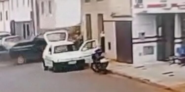 URGENTE – Homem sentado na calçada morre após ser atingindo por carro em Ilicínea, veja imagens