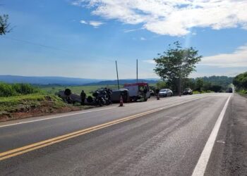 Quatro pessoas ficam feridas em colisão entre dois carros na MG-050, em Alpinópolis