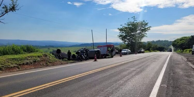 Quatro pessoas ficam feridas em colisão entre dois carros na MG-050, em Alpinópolis
