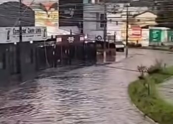 Temporal com granizo causa transtornos e alagamentos em Passos neste domingo