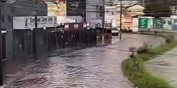 Temporal com granizo causa transtornos e alagamentos em Passos neste domingo