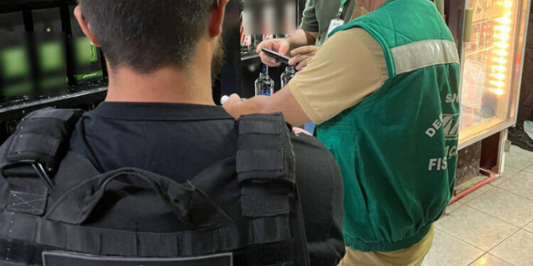 Fiscalização em Alfenas apreende bebidas suspeitas de falsificação