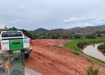 Proprietário faz aterro próximo a rio e Polícia Ambiental faz autuação