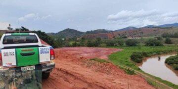 Proprietário faz aterro próximo a rio e Polícia Ambiental faz autuação