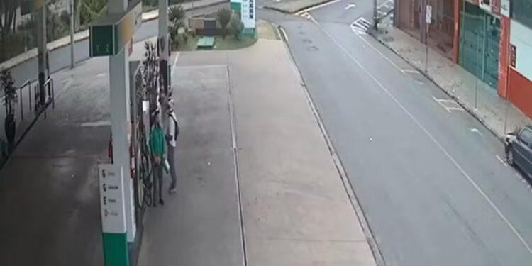 Frentista de posto é assaltado por homem usando facas durante a madrugada