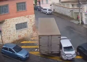 |VÍDEO| Caminhão perde força em ladeira e desce desgovernado em cidade de Minas