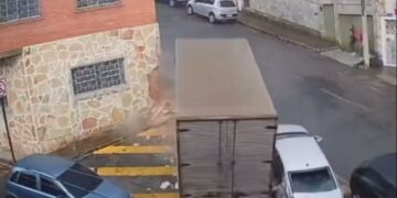 |VÍDEO| Caminhão perde força em ladeira e desce desgovernado em cidade de Minas