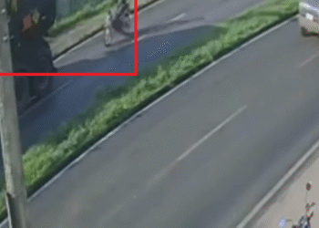 VÍDEO | Motociclista fica gravemente ferido após bater em caminhão estacionado irregularmente