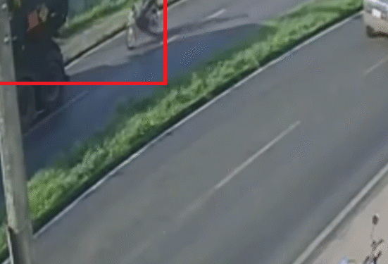 VÍDEO | Motociclista fica gravemente ferido após bater em caminhão estacionado irregularmente