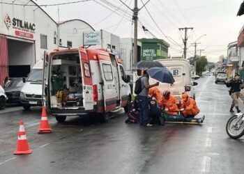 Motociclista fica ferido após colisão com carro na Avenida Jovino Fernandes Sales em Alfenas