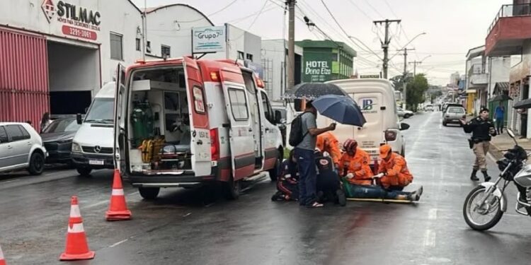 Motociclista fica ferido após colisão com carro na Avenida Jovino Fernandes Sales em Alfenas