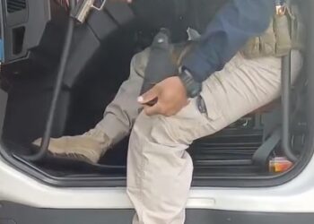 VÍDEO | PRF apreende pistola e prende motorista por porte ilegal de arma na Fernão Dias