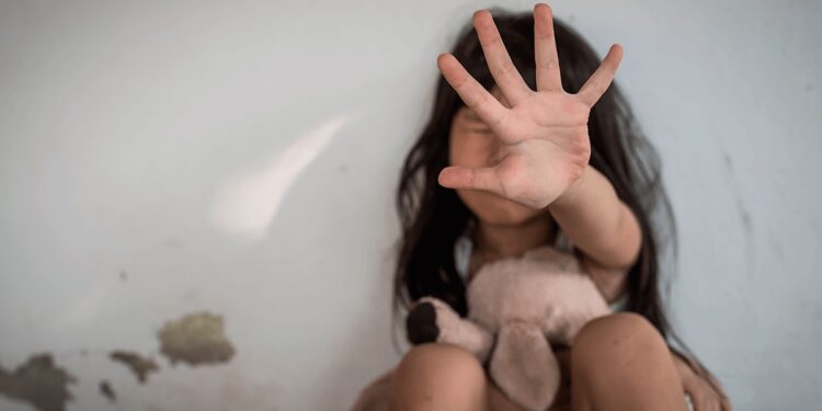 Adolescente de 12 anos é apreendido por estupro de vulnerável contra prima de apenas 3