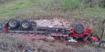 Caminhão carregado com bobinas de papel capota na BR-146 e motorista morre