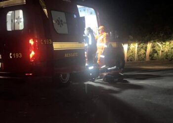 Homem é morto a tiros e equipes de resgate tentam reanimação mas vítima não resiste