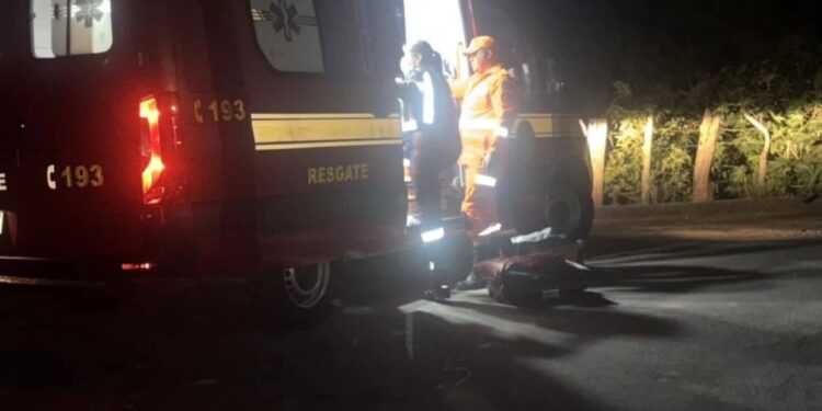 Homem é morto a tiros e equipes de resgate tentam reanimação mas vítima não resiste