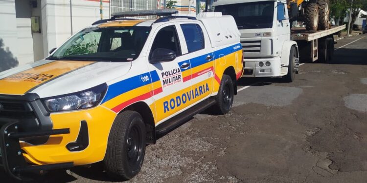 Trator furtado em São José do Rio Preto é recuperado pela Polícia Militar Rodoviária em Passos (MG)