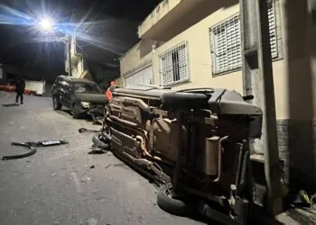 Pajero perde controle e destrói parte de residência após atingir veículos estacionados