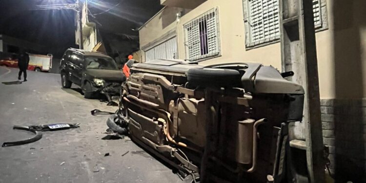 Pajero perde controle e destrói parte de residência após atingir veículos estacionados
