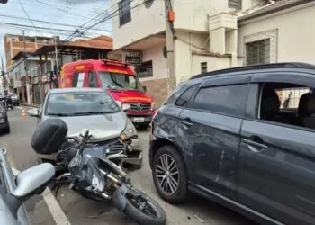 Gestante fica ferida em acidente entre três veículos no centro de Alfenas (MG)