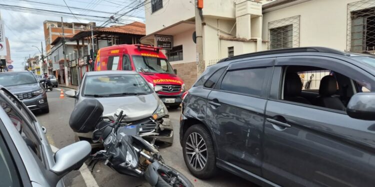 Gestante fica ferida em acidente entre três veículos no centro de Alfenas (MG)