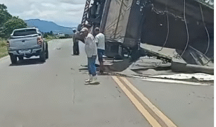 VÍDEO: Carreta tomba na BR-265 e deixa tráfego lento entre Alpinópolis e Carmo do Rio Claro
