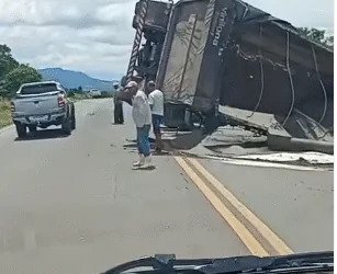 VÍDEO: Carreta tomba na BR-265 e deixa tráfego lento entre Alpinópolis e Carmo do Rio Claro