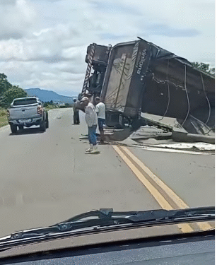 VÍDEO: Carreta tomba na BR-265 e deixa tráfego lento entre Alpinópolis e Carmo do Rio Claro