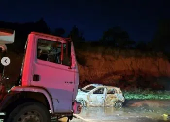 Incêndio em veículos após acidente mobiliza Bombeiros e Defesa Civil