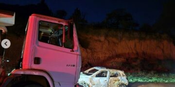 Incêndio em veículos após acidente mobiliza Bombeiros e Defesa Civil