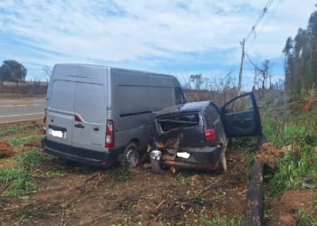 Colisão entre dois veículos mobiliza polícia na MG-184, próximo a Carmo do Rio Claro (MG)