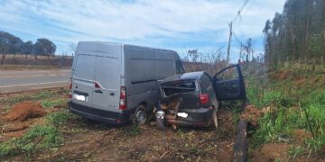 Colisão entre dois veículos mobiliza polícia na MG-184, próximo a Carmo do Rio Claro (MG)