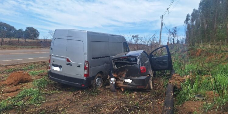 Colisão entre dois veículos mobiliza polícia na MG-184, próximo a Carmo do Rio Claro (MG)
