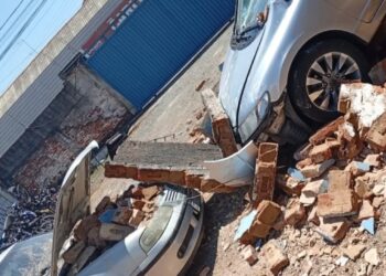 Motorista confunde pedais e carro invade pátio do Detran