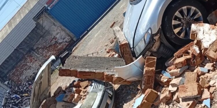 Motorista confunde pedais e carro invade pátio do Detran