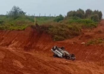 Carro despenca em barranco após sair da pista na rodovia entre Bom Jesus da Penha e Jacuí (MG)